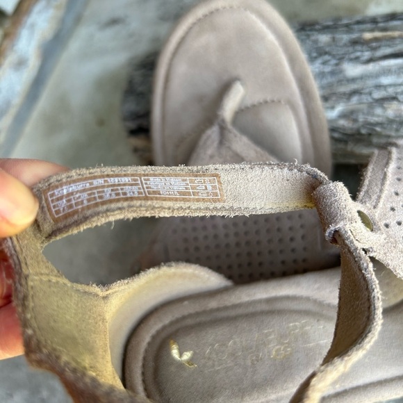 Koolaburra by Ugg Briona wedge sandal in taupe perforated suede Sz-7.5. J - Picture 8 of 11